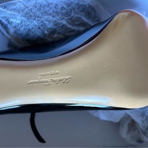 Ferragamo high heels that elongates the silhouette. Leather sole and rubber tip.